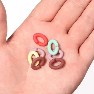 Detalle en primer plano de eslabones de cadena ovalados de acrílico para joyería DIY