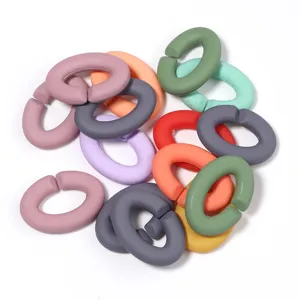 Eslabones de cadena abiertos de acrílico de colores en forma de C para joyas de bricolaje.