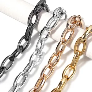Detailansicht der hochwertigen und glänzenden Metallketten in Schwarz, Silber, Gold.