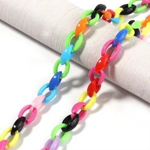 Primer plano detallado de eslabones de cadena acrílicos coloridos para bisutería DIY.
