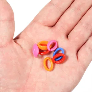 Primer plano de anillos abiertos de acrilico colorido para artesanias y creacion de joyas DIY unicas.