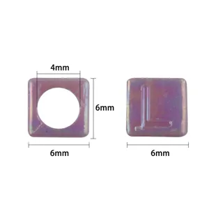 Perles carrées avec finition irisée, montrant un trou de 4mm et une taille de 6mm.