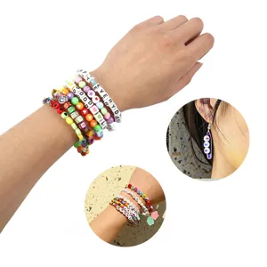 Gedetailleerd overzicht van kleurrijke acryl letterkraal armbanden en oorbellen.