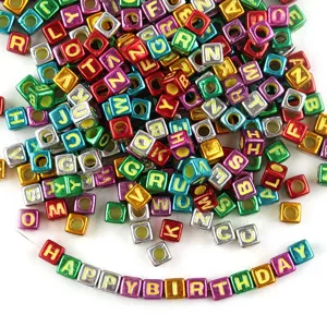 Kleurrijke gegalvaniseerde acryl vierkante alfabet kralen voor DIY sieraden maken.