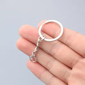 Detaillierter silberner Metall-Schlüsselring mit feiner Drehkette als DIY-Zubehör.