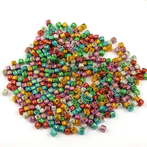 Kleurrijke metallische acryl vierkante alfabet kralen voor DIY sieraden maken en handwerk.