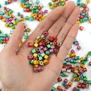 Kleurrijke acryl vierkante letter kralen met grote gaten voor het maken van DIY sieraden.
