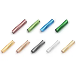 Gros plan de perles tubulaires en verre coloré, parfaites pour les bijoux et loisirs créatifs.