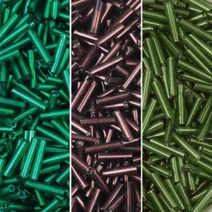 Gros plan détaillé de perles tubulaires en verre argenté aux couleurs variées pour bijoux.