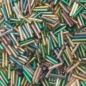 Perles tubes en verre colorées en vrac pour fabrication de bijoux DIY et broderie.