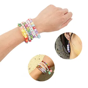 Vista detallada de cuentas acrílicas cuadradas de colores letras números pulsera y pendientes.