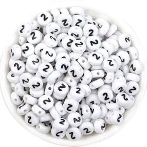 Cuentas de acrilico blancas planas redondas con numero negro 2 para hacer pulseras de joyeria diy.