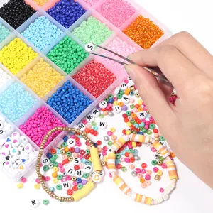 Vue détaillée du kit de fabrication de bijoux DIY perles de rocailles et lettres alphabétiques.