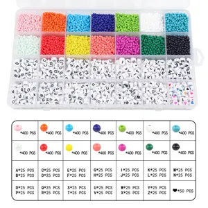 Kit de perles colorées et lettres avec boîte de rangement à 24 grilles pour loisirs créatifs.