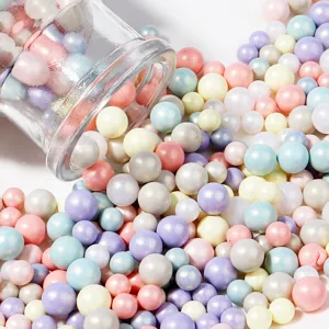Gros plan de perles rondes colorées macaron pour accessoires de remplissage DIY.