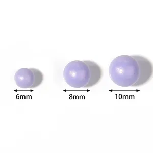 Vue détaillée perles rondes en acrylique violet macaron en 6mm, 8mm et 10mm pour loisirs.