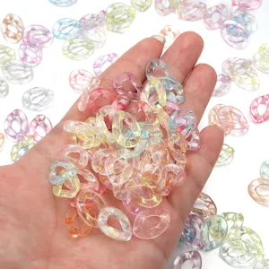 Primer plano detallado de anillos abiertos acrílicos iridiscentes coloridos accesorios.