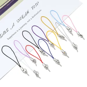 Vue détaillée de cordons en polyester coloré avec œillets à vis métalliques pour loisirs.