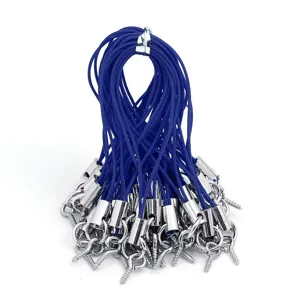 Vue détaillée de cordons tressés bleus avec crochets à vis à œillet argentés pour accessoires.