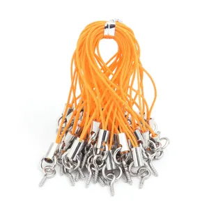 Gros plan de lanières tressées orange avec des œillets à vis en métal pour accessoires de bricolage.