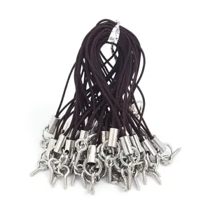 Gros plan sur cordon de téléphone marron tressé avec crochets et vis en métal argenté.