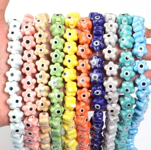 Kleurrijke keramische bloemkralen met boze oog ontwerp voor DIY sieraden handwerk.
