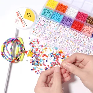 Kit de fabrication de bijoux en perles colorées DIY avec boîte de rangement et cordon élastique.