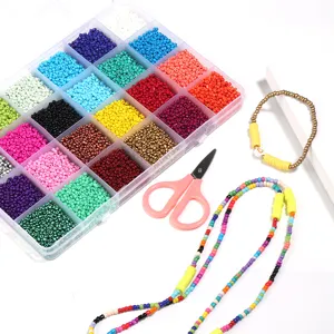 Ensemble de rocailles colorées avec boîte de rangement et ciseaux pour bijoux DIY.