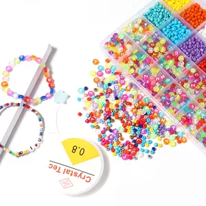 Vue détaillée du kit de fabrication de bijoux DIY rocailles et perles de lettres avec fil.