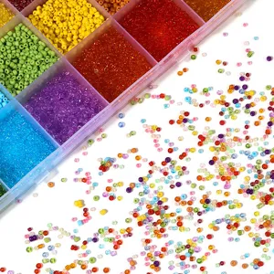 Graines de verre colorées dans une boîte de rangement transparente 24 grilles détail.