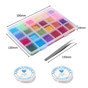 Boite de rangement en plastique a 24 grilles avec perles colorees, pince et fil elastique.