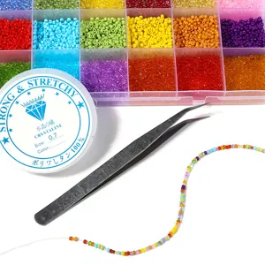 Kit de 24 grilles de perles de rocaille colorees avec fil elastique et pince pour bijoux DIY.