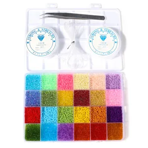 Détails de l'ensemble de perles colorées à 24 grilles avec fils de cristal élastiques.