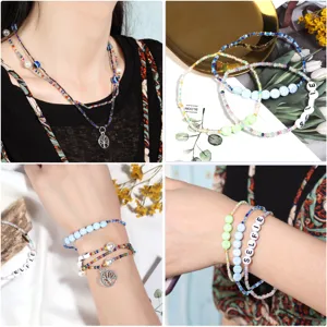 Ensemble de colliers et bracelets de perles de rocaille colorées avec pendentif arbre perles.