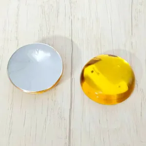 Primo piano dettaglio di cabochon in acrilico piatto da 40mm per parti di gioielli DIY.