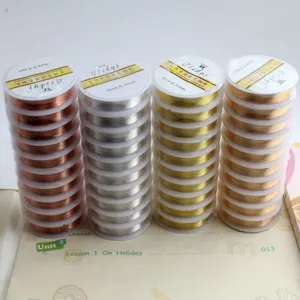 Nahaufnahme von bunten Kupferspollen für DIY-Schmuckherstellung, Basteln und Nagelkunst.