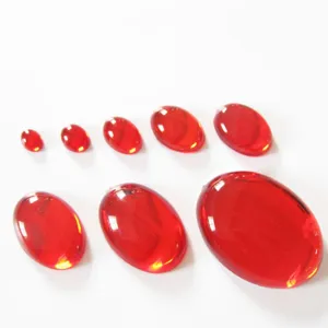 Vista dettagliata di strass in acrilico piatto ovale rosso, accessori per gemme fai da te.