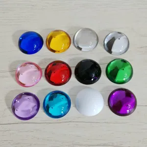 Gros plan de cabochons en acrylique lisse et coloré à dos plat pour la création de bijoux.