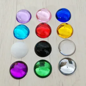 Vue détaillée des strass acryliques plats 30mm, cabochons lisses colorés pour loisirs créatifs.