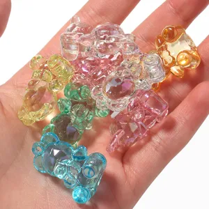 Detalle en primer plano de dijes de osito de acrílico transparente colorido para bisutería DIY.