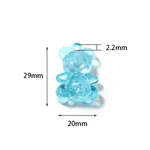 Primer plano del colgante de oso de acrílico azul transparente con dimensiones precisas.