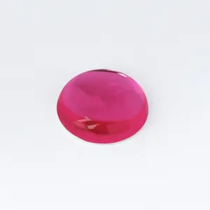 Primo piano di cabochon piatto in acrilico rosa 40mm, cupola liscia per gioielli fai da te.