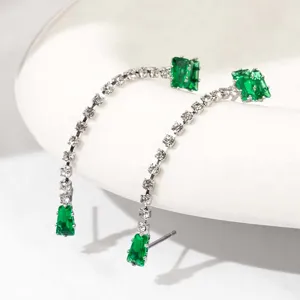 Detail lange groene zirkoon franje oorbellen, elegante sprankelende kristalen hangende sieraden.