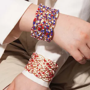 Detail van geweven kraal manchetuur armband, meerlaagse handgemaakte metaalframe sieraden.