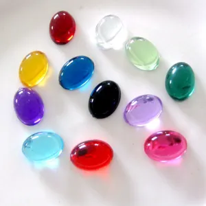 Nahaufnahme bunter ovaler Acryl-Strasssteine mit flacher Rückseite für DIY-Schmuckdekoration.