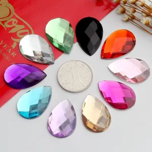 Bunte tropfenförmige Acryl Strasssteine mit Facetten für DIY Schmuck Handwerk Dekoration.