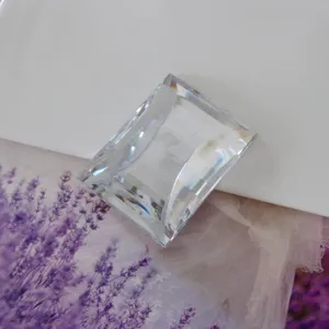Transparenter Acryl Flachback Strass Detailaufnahme, rechteckiges Facettendesign für DIY.