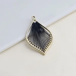 DIY metalen blad hanger sieraden accessoire met zwarte draad weving detail view.