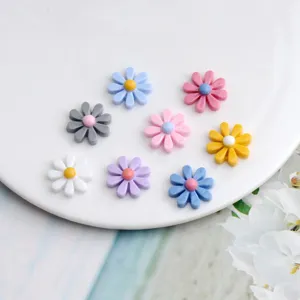 DIY resin flatback daisy flowers for handmade jewelry making, cute hair accessories and earrings.