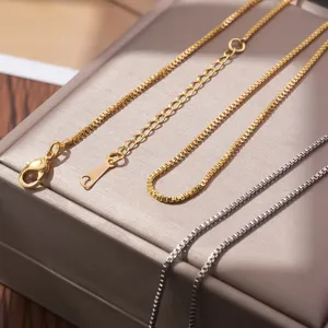 Roestvrijstalen boxketting detail, 1.2mm titanium stalen halsketting close-up, duurzaam juweel.
